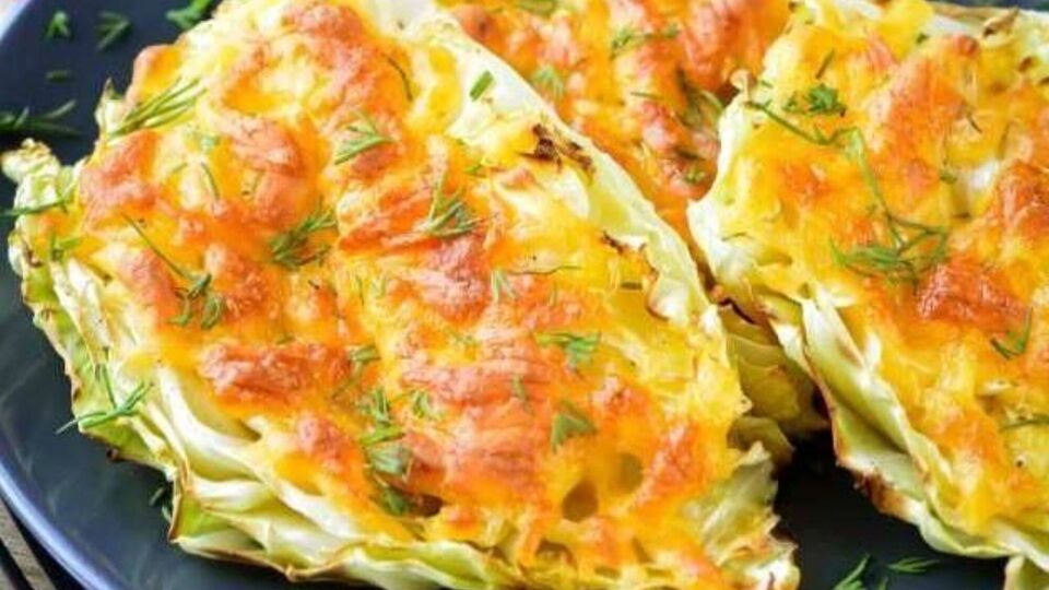 Перед подачей посыпьте капусту измельченной зеленью