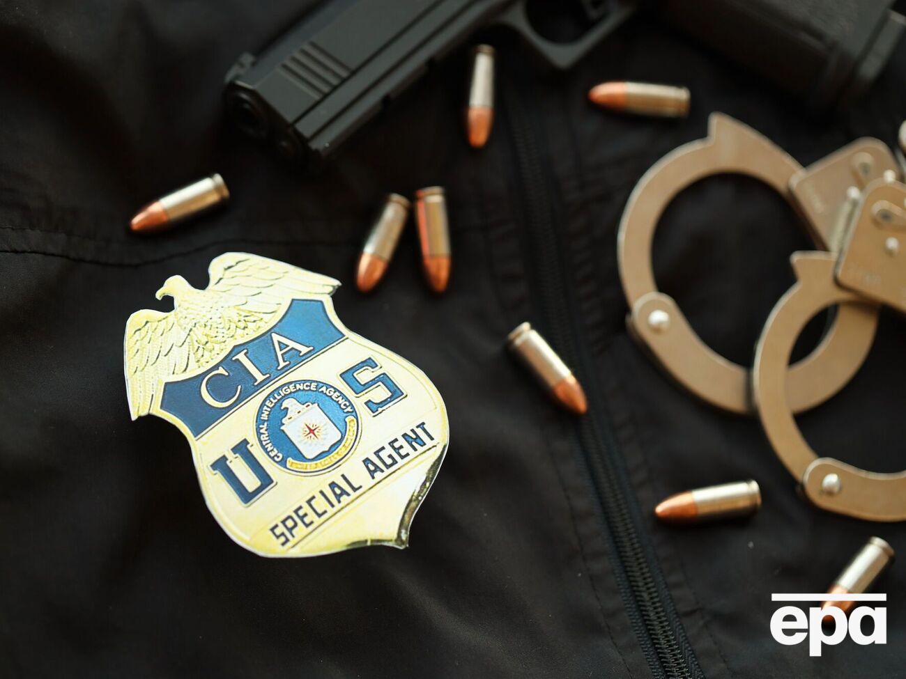 Событие произошло за главными воротами здания