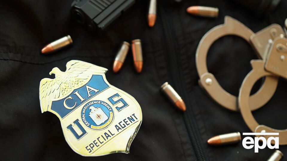 Событие произошло за главными воротами здания