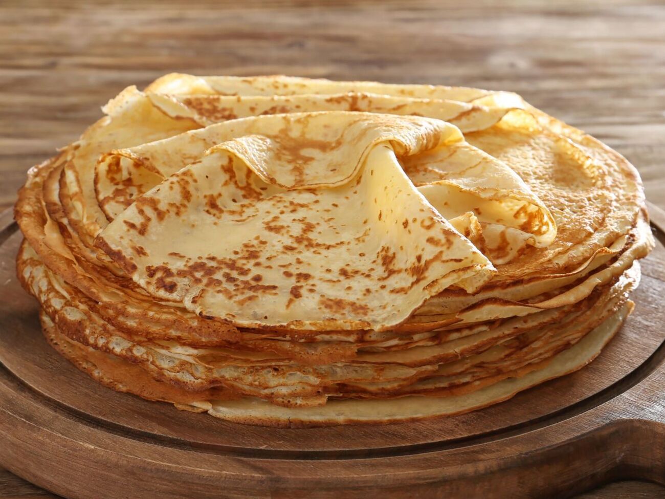 Не накривайте готові млинці кришкою. Пара зробить їх вологими, і в них не буде хрустких країв