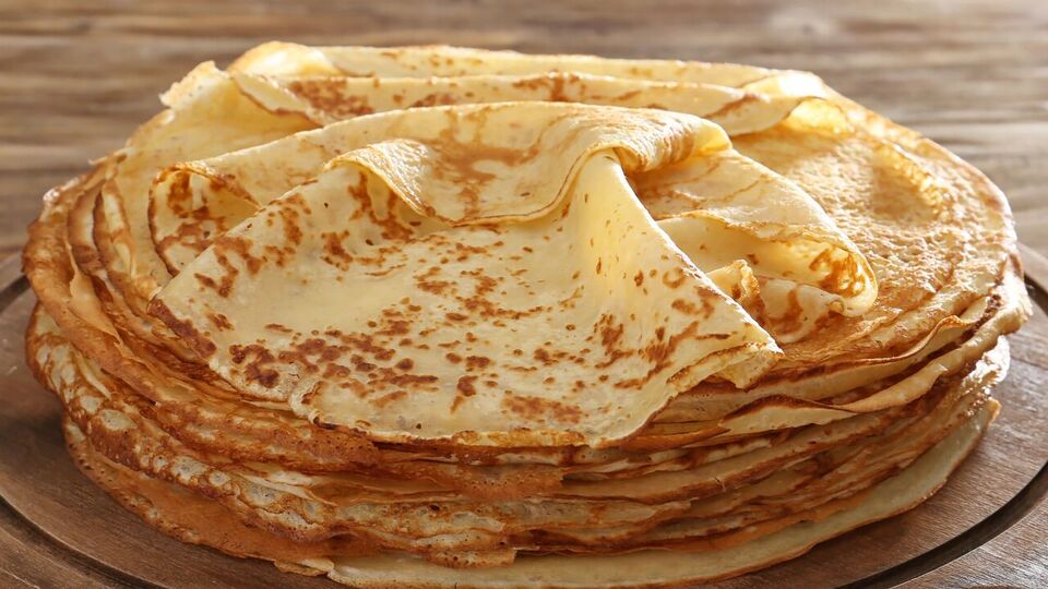 Не накривайте готові млинці кришкою. Пара зробить їх вологими, і в них не буде хрустких країв