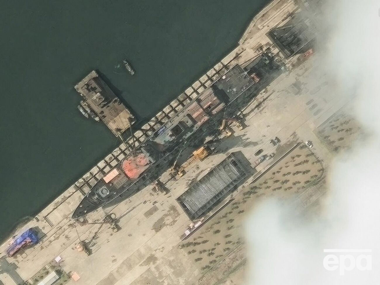 Судно перед неудавшимся спуском на воду