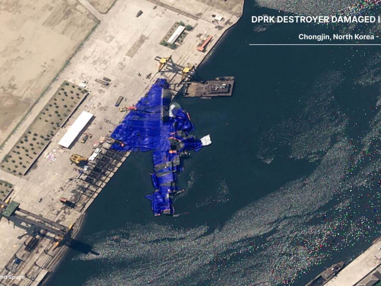 Инцидент был вызван потерей равновесия при cпуске судна, в результате чего части днища военного корабля были повреждены, говорится в сообщении