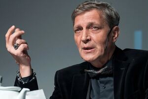 Невзоров описал происходящее в РФ на примере селедочного рассола