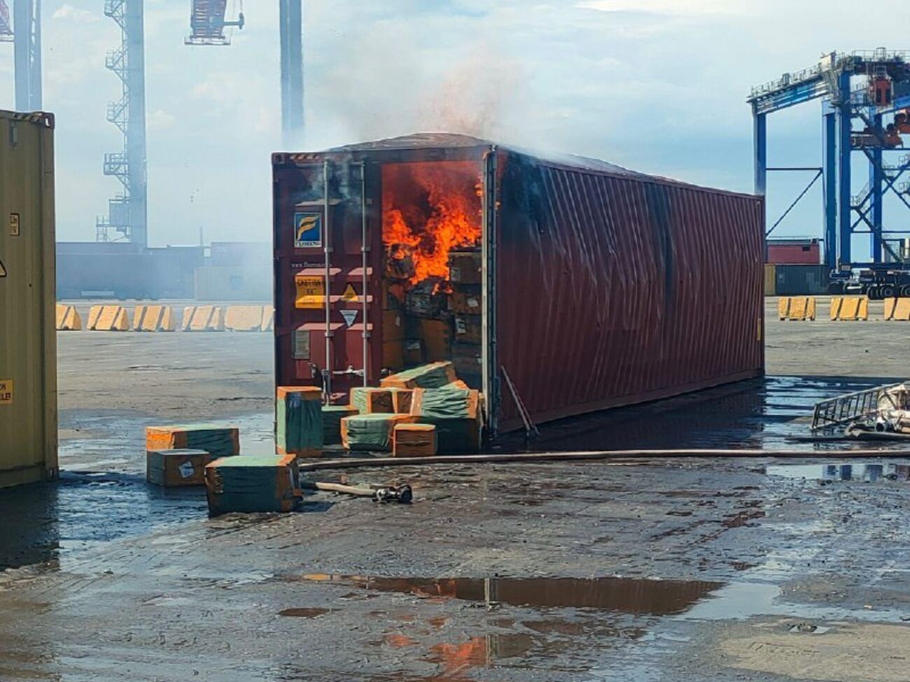 В порту повреждены машинное отделение, транспорт и спецтехника