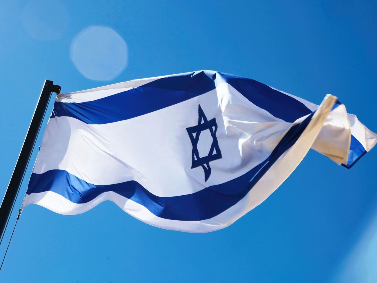 Израильские журналисты напомнили, что сам факт выдачи себя за другое лицо является нарушением закона в Израиле