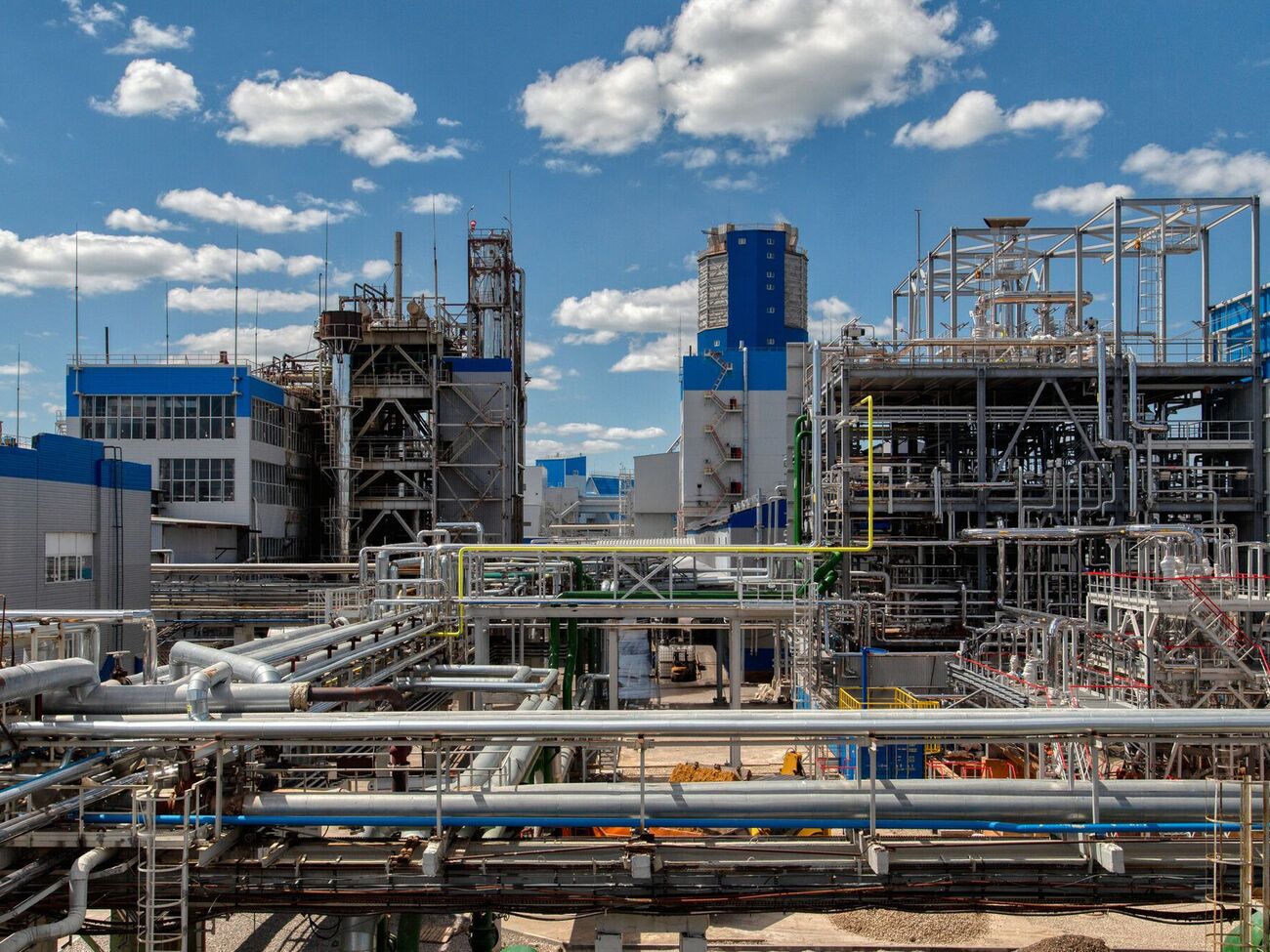 Из-за обстрела на предприятии начался пожар