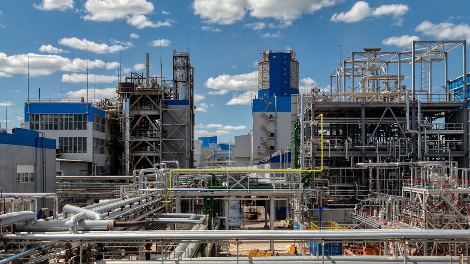 Из-за обстрела на предприятии начался пожар