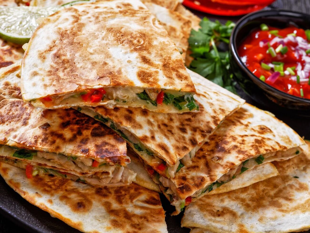 Для блюда вам понадобится 80 г творога и 500 г фарша