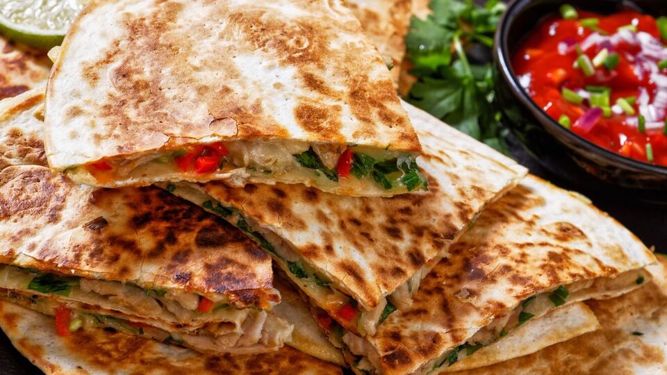 Для блюда вам понадобится 80 г творога и 500 г фарша