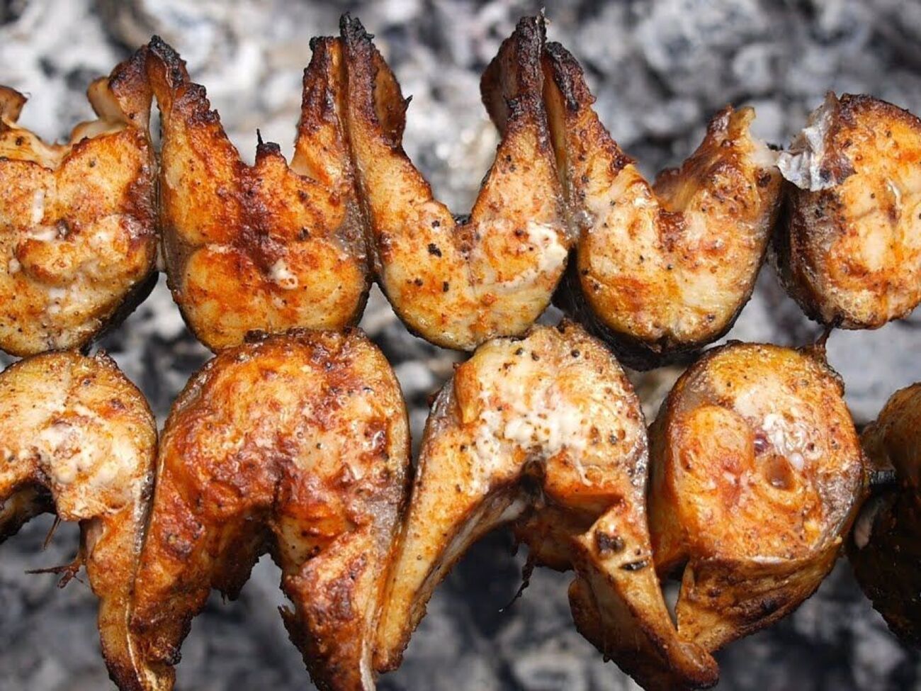 Перед жаркой рыбу нужно замариновать на один час