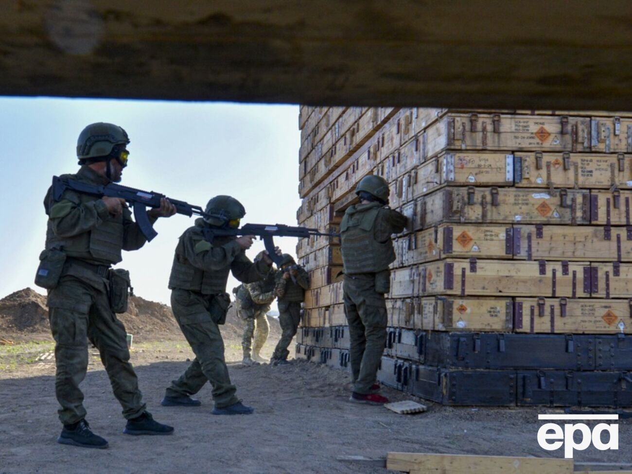 РФ наращивает военные силы у границ