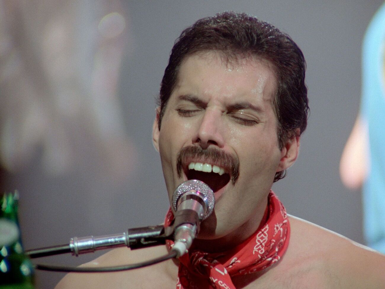 Мерк'юрі мав стосунки як із жінками, так і з чоловіками