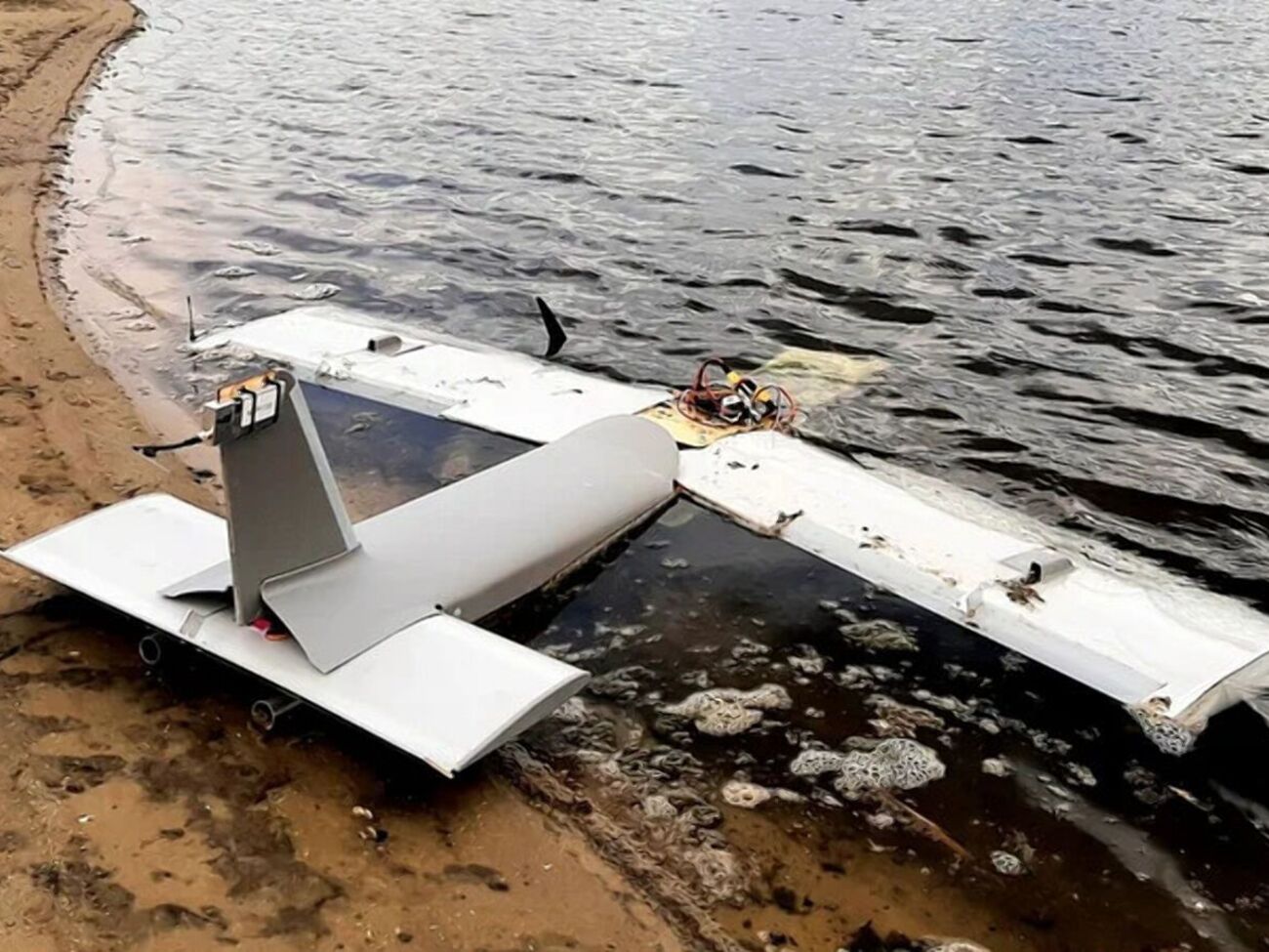 Новое поколение российских беспилотников среднего радиуса действия, часто не поддающихся глушению, таких как "Молния-1" и их оптоволоконных аналогов, "изменяют структуру линии фронта, тактику войны и моральное состояние" бойцов