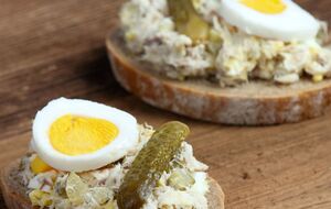 Для намазки вам понадобятся фета, сулугуни и шпинат