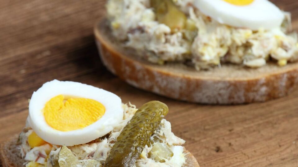 Для намазки вам понадобятся фета, сулугуни и шпинат