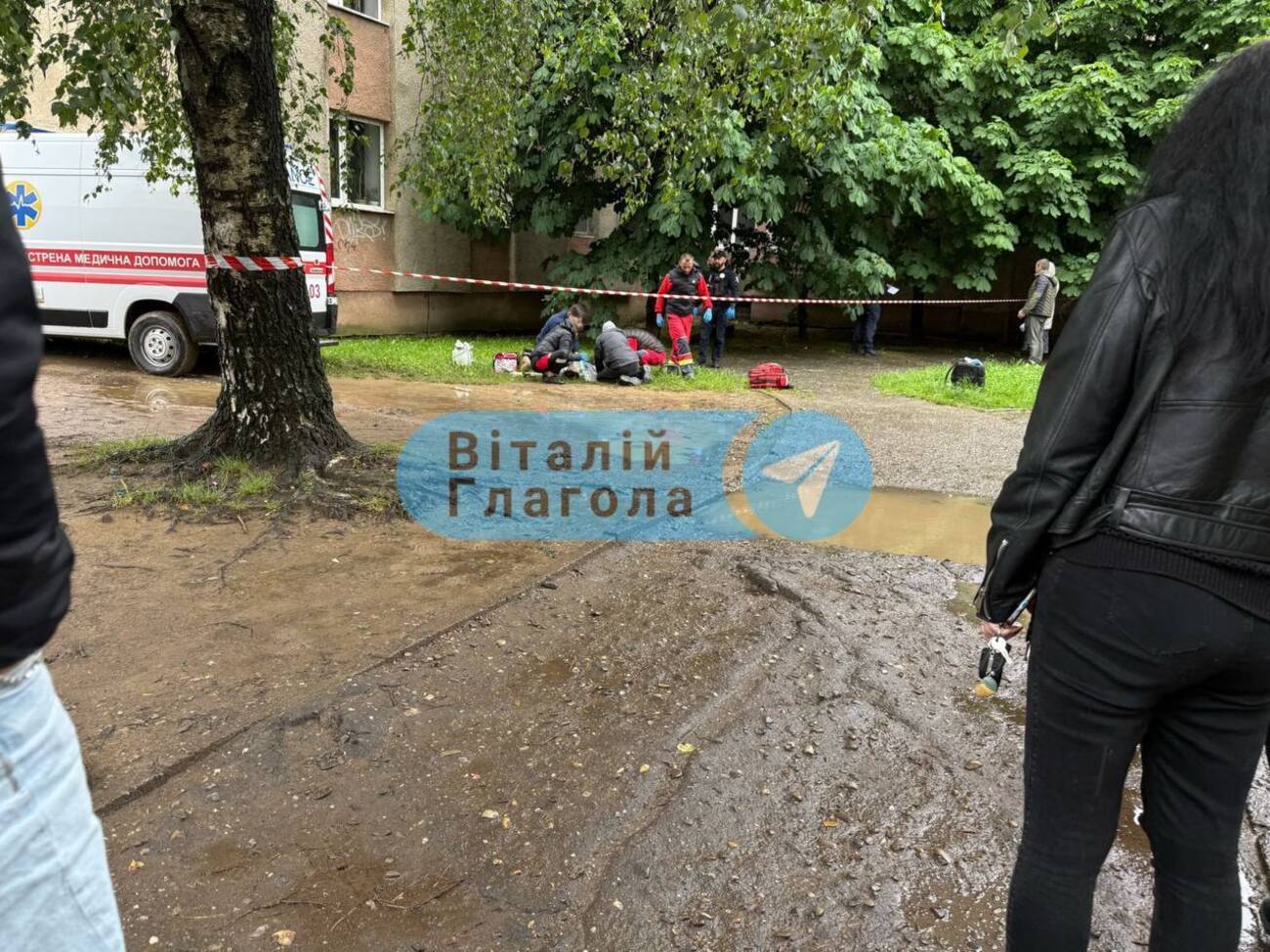 По словам одного из студентов, погибший незадолго до трагедии на перемене улыбнулся и сказал: "Я, наверное, не сдал это. Не сдал НМТ…"