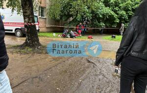 По словам одного из студентов, погибший незадолго до трагедии на перемене улыбнулся и сказал: "Я, наверное, не сдал это. Не сдал НМТ…"