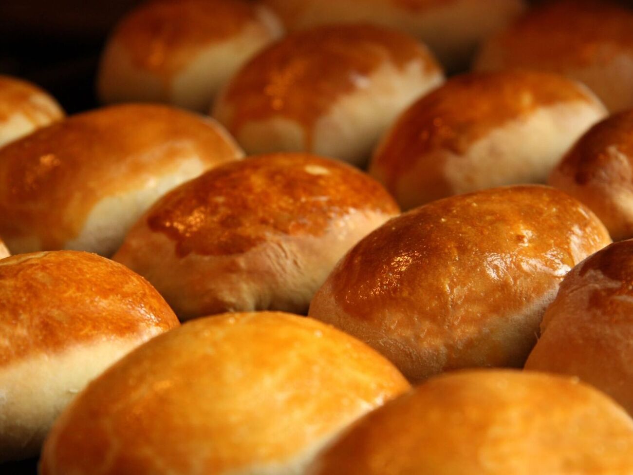 Із цього тіста можете зробити пиріжки з капустою, горохом, кисломолочним сиром, варенням чи з будь-якою іншою начинкою