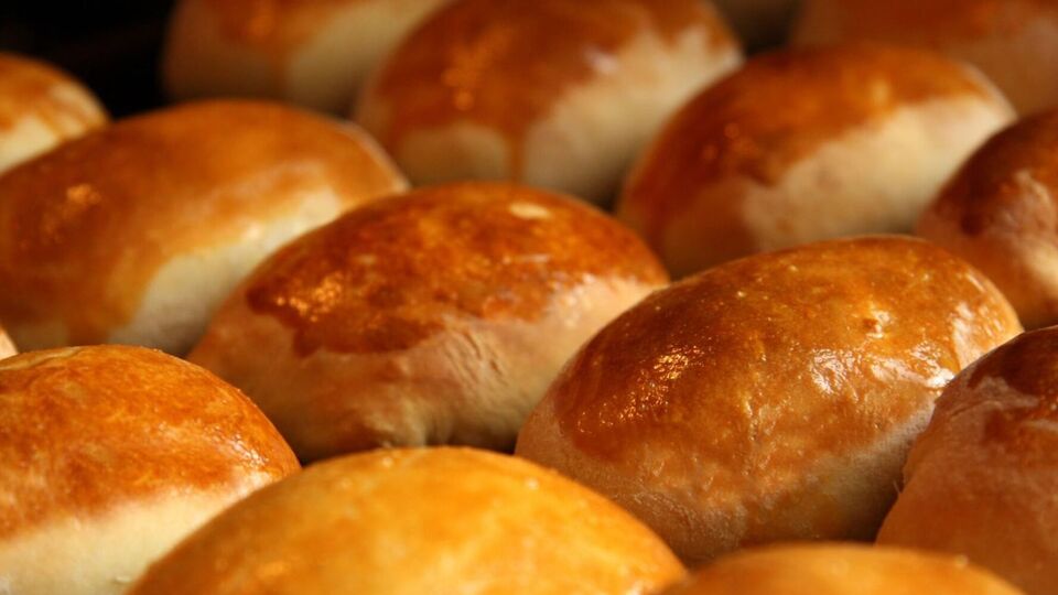 Із цього тіста можете зробити пиріжки з капустою, горохом, кисломолочним сиром, варенням чи з будь-якою іншою начинкою