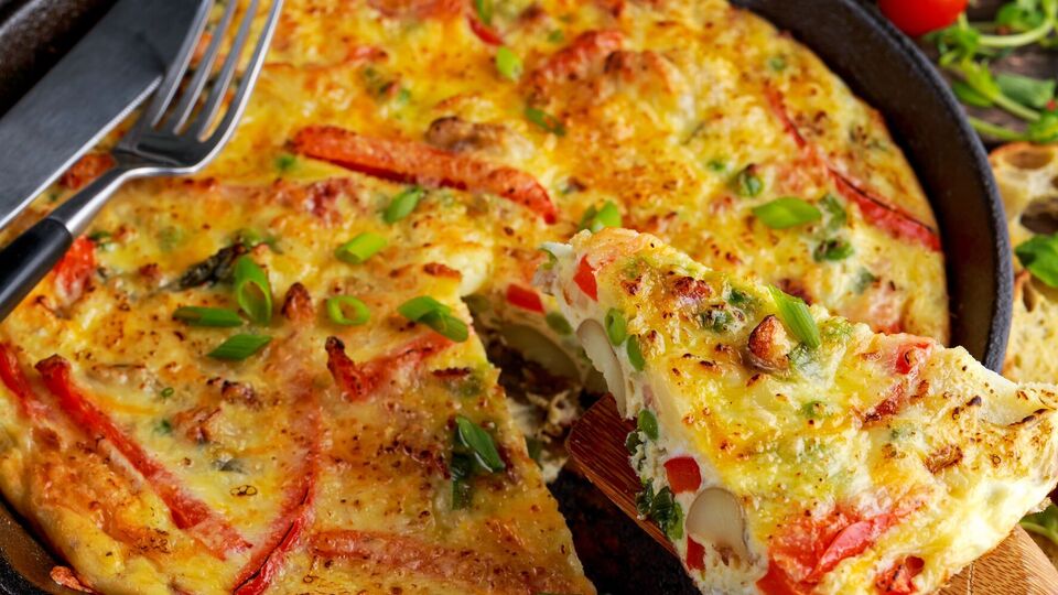 Запекать блюдо нужно в аэрогриле или разогретой до 180 °C духовке 20 минут