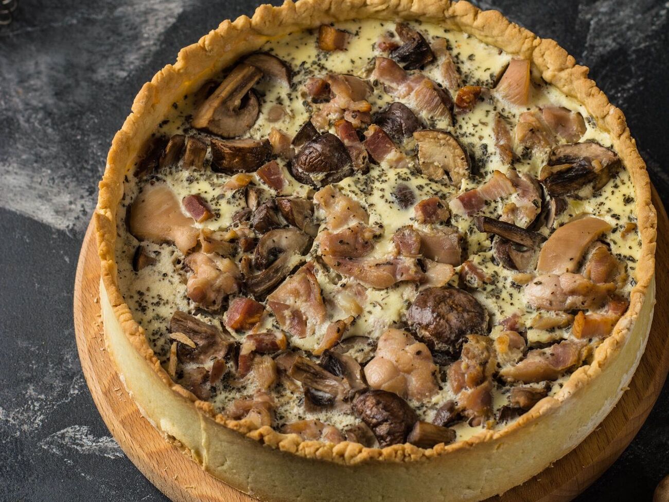 Пирог нужно выпекать в духовке примерно 30–40 минут