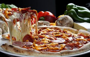 Основу для пиццы нужно поставить в разогретую до 220 °C духовку на пять минут, а затем уже выкладывать начинку