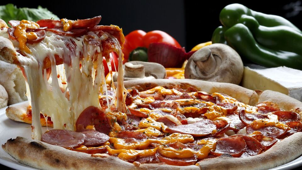 Основу для пиццы нужно поставить в разогретую до 220 °C духовку на пять минут, а затем уже выкладывать начинку