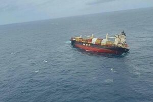Судно перевозило 640 контейнерів