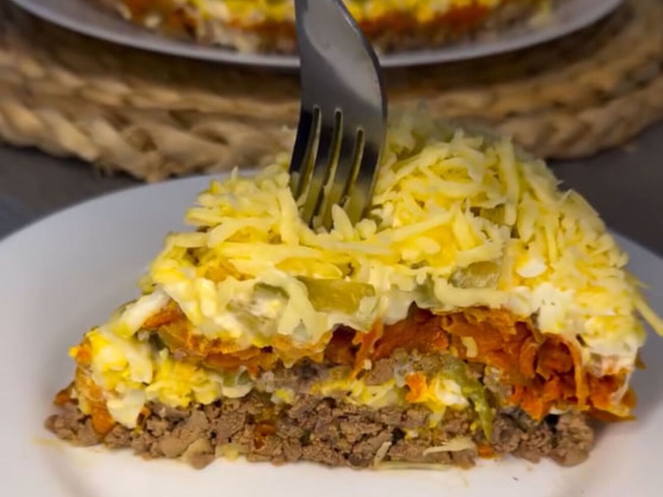 Готовый салат посыпьте тертым сыром