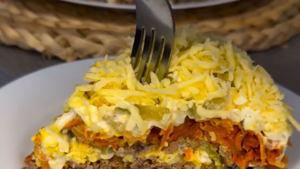 Готовий салат посипте тертим сиром