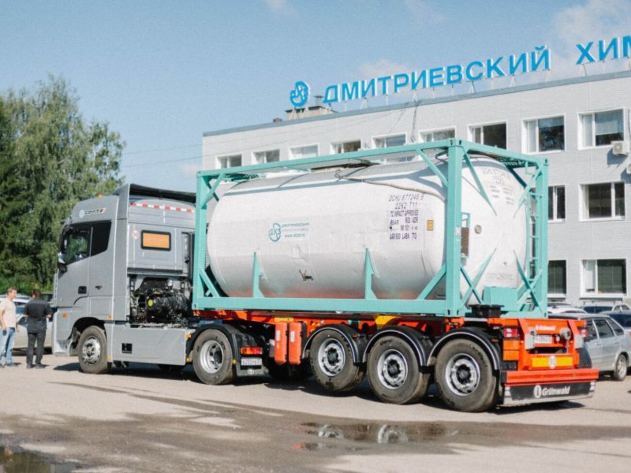 С территории завода слышали взрывы