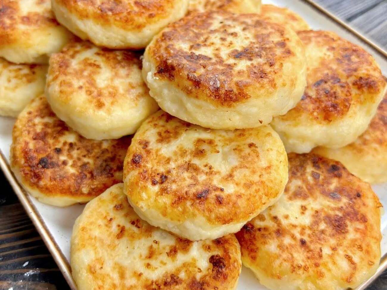 Перед подаванням потрібно дати сирникам трохи охолонути