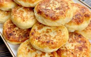 Перед подаванням потрібно дати сирникам трохи охолонути