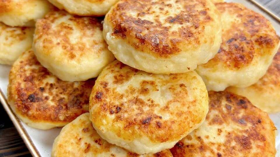 Перед подачей нужно дать сырникам немного остыть