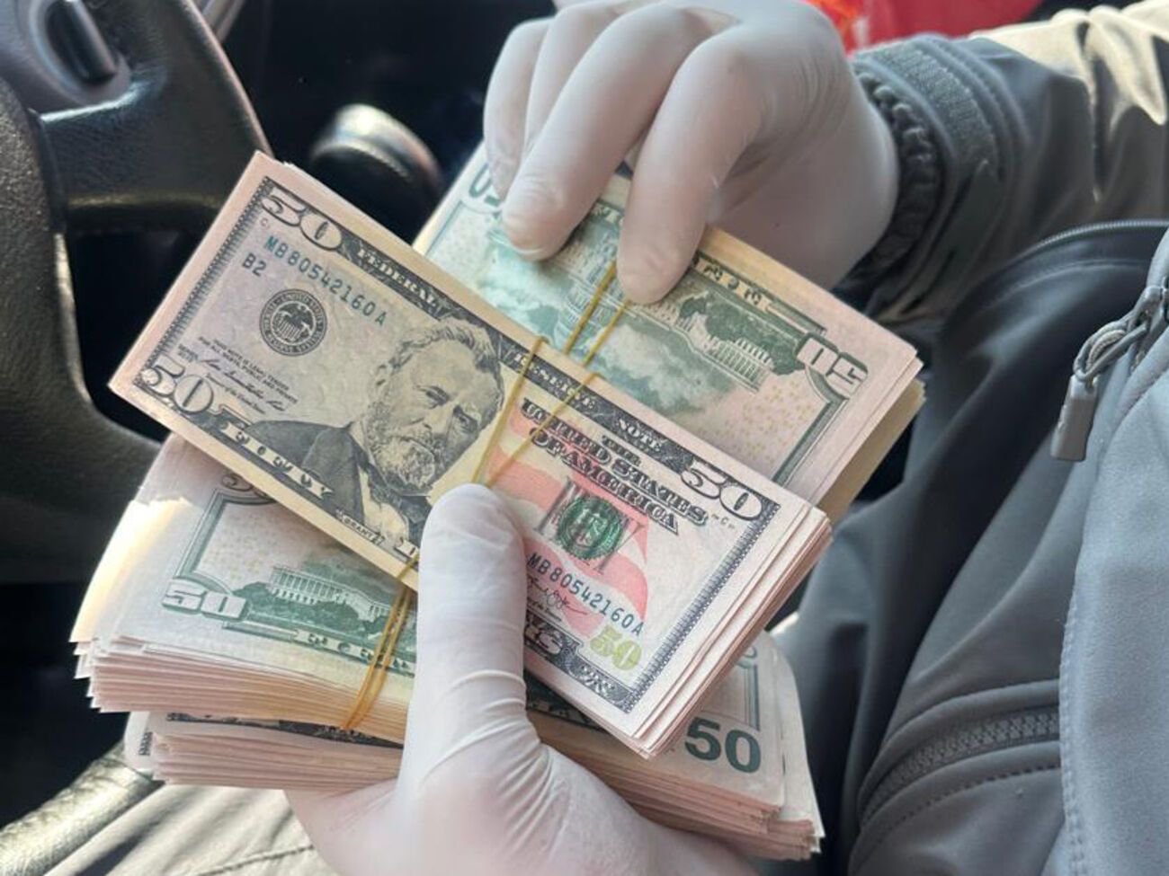 Долари США продавали за 60% від реальної суми