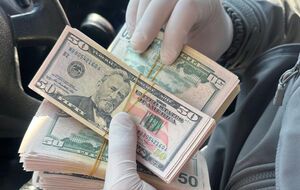 Долари США продавали за 60% від реальної суми