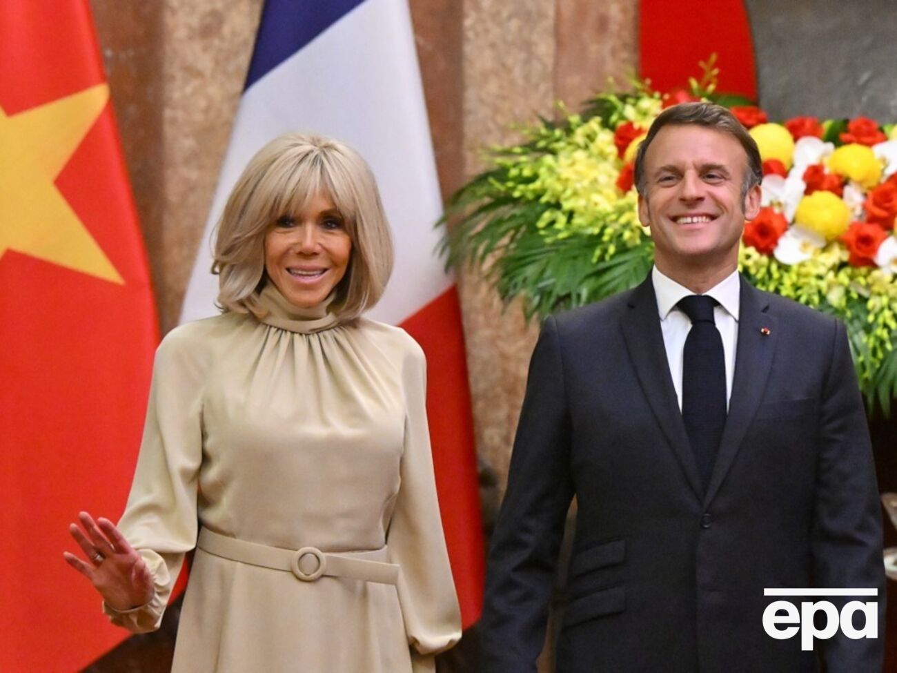 Макрон объяснил, что произошло на борту самолета между ним и женой