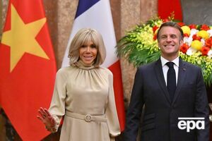 Макрон объяснил, что произошло на борту самолета между ним и женой