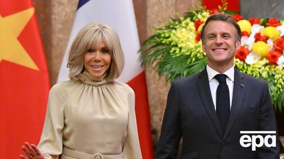 Макрон объяснил, что произошло на борту самолета между ним и женой