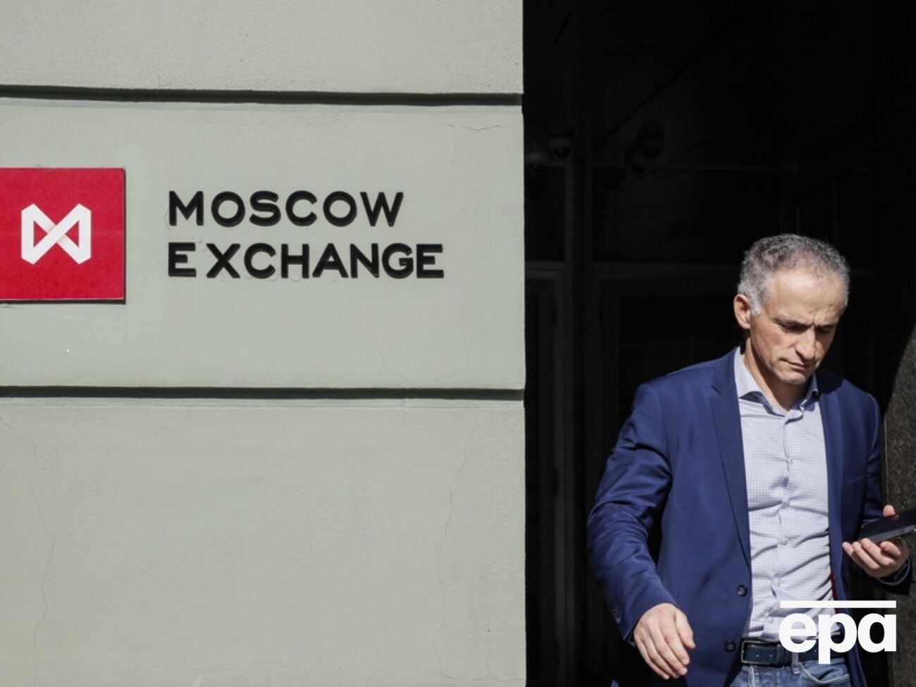 Акции "Сбербанка" и ВТБ подешевели на 1,5% и 2,4% соответственно