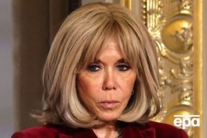 Во время визита во Вьетнам Бриджит Макрон была одета в бежевое платье