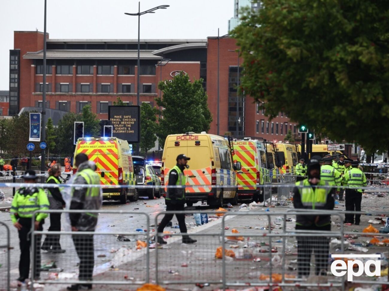 Водій автомобіля одразу після наїзду на людей у Ліверпулі зупинився