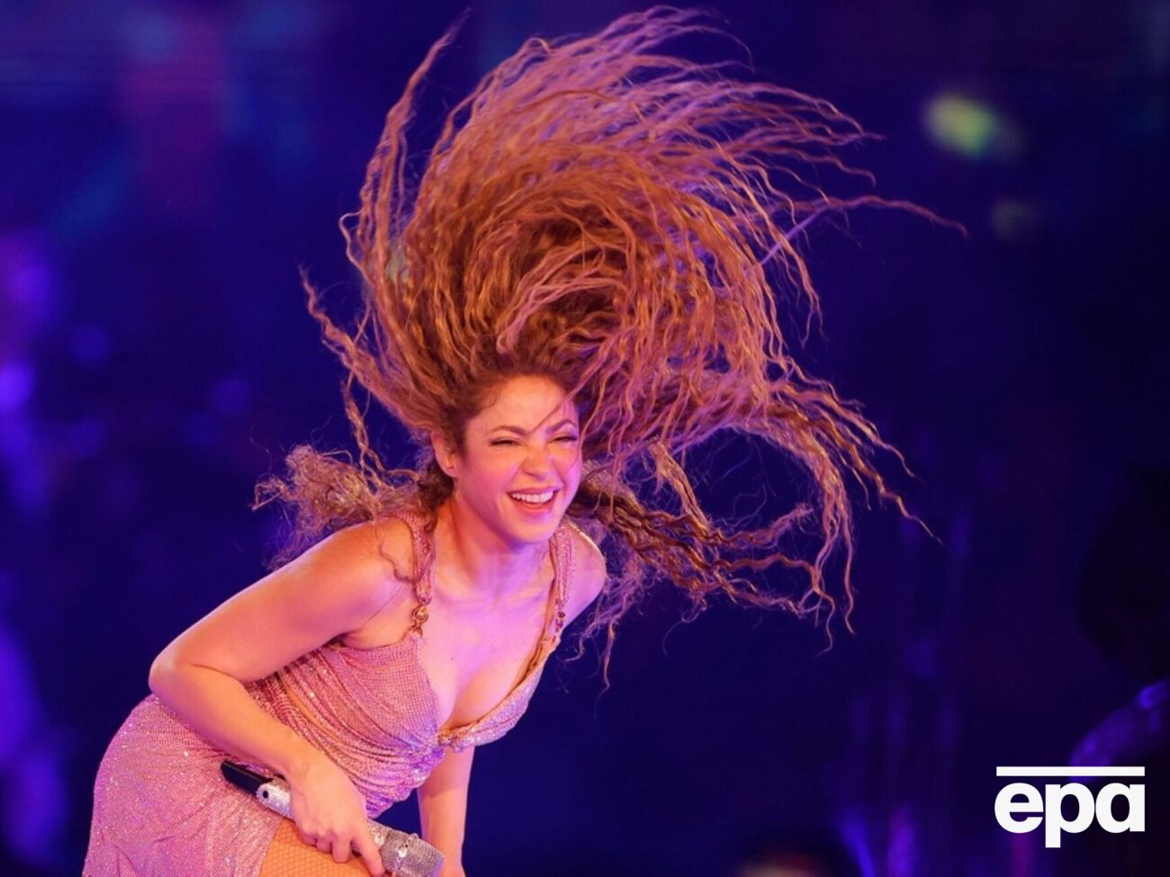 Певица, исполняя свой хит Whenever, Wherever, поскользнулась и упала