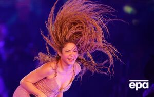 Певица, исполняя свой хит Whenever, Wherever, поскользнулась и упала