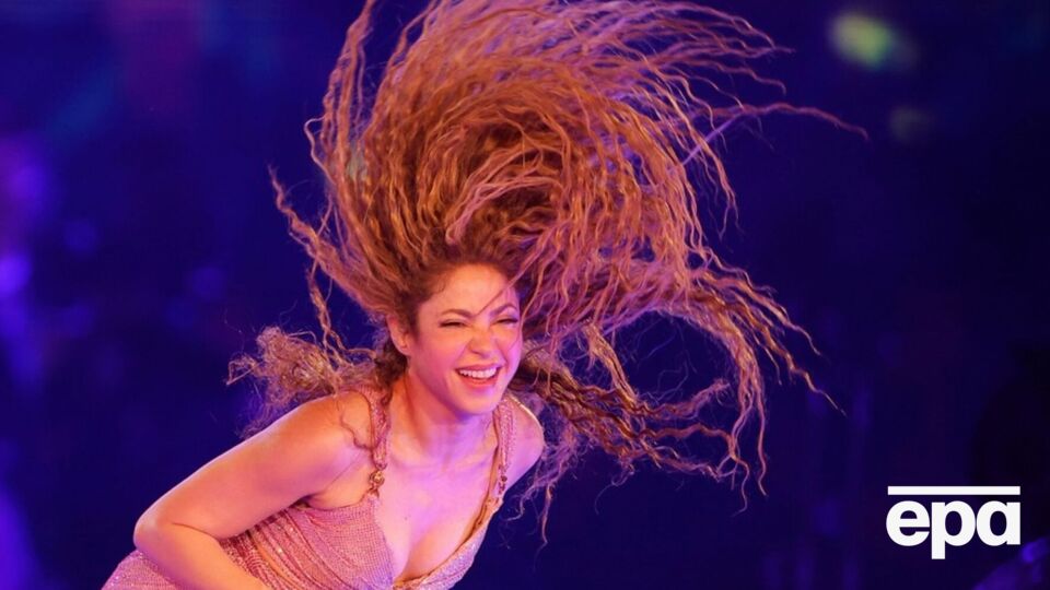 Певица, исполняя свой хит Whenever, Wherever, поскользнулась и упала