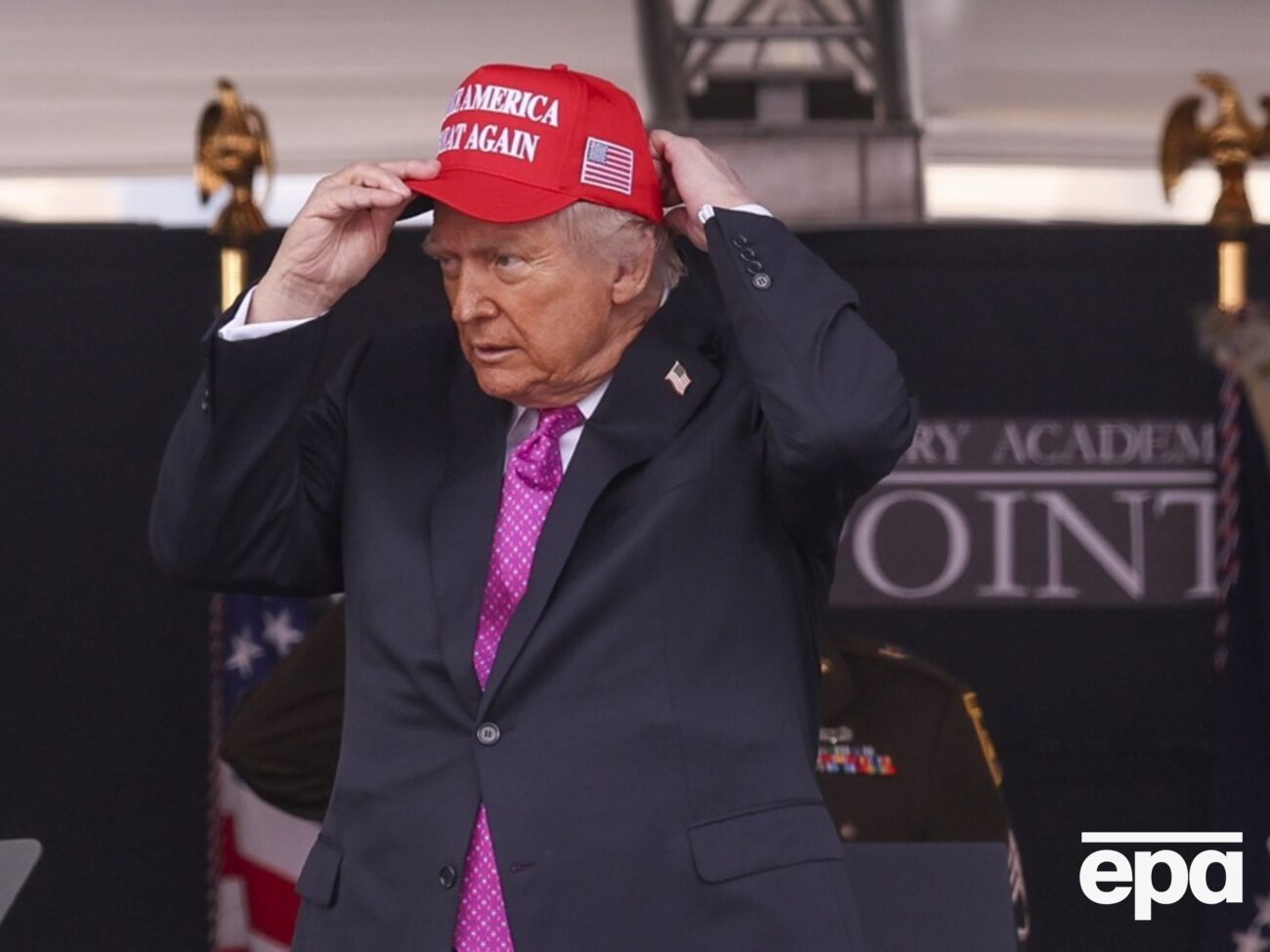 24 мая Трамп выступил с путаной речью и вспомнил "трофейных жен", низкий рост южноафриканского гольфиста Гэри Плеера, яхты, американского гангстера Аль-Капоне и армейские травести-шоу, говорится в статье