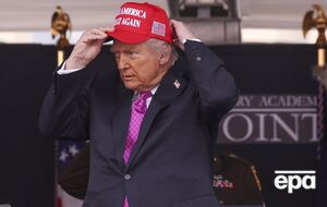 24 мая Трамп выступил с путаной речью и вспомнил "трофейных жен", низкий рост южноафриканского гольфиста Гэри Плеера, яхты, американского гангстера Аль-Капоне и армейские травести-шоу, говорится в статье