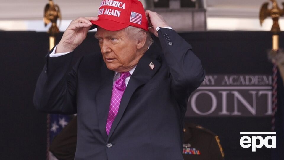 24 травня Трамп виступив із плутаною промовою і згадав "трофейних дружин", низький зріст південноафриканського гольфіста Гері Плеєра, яхти, американського гангстера Аль Капоне й армійські травесті-шоу, ідеться у статті