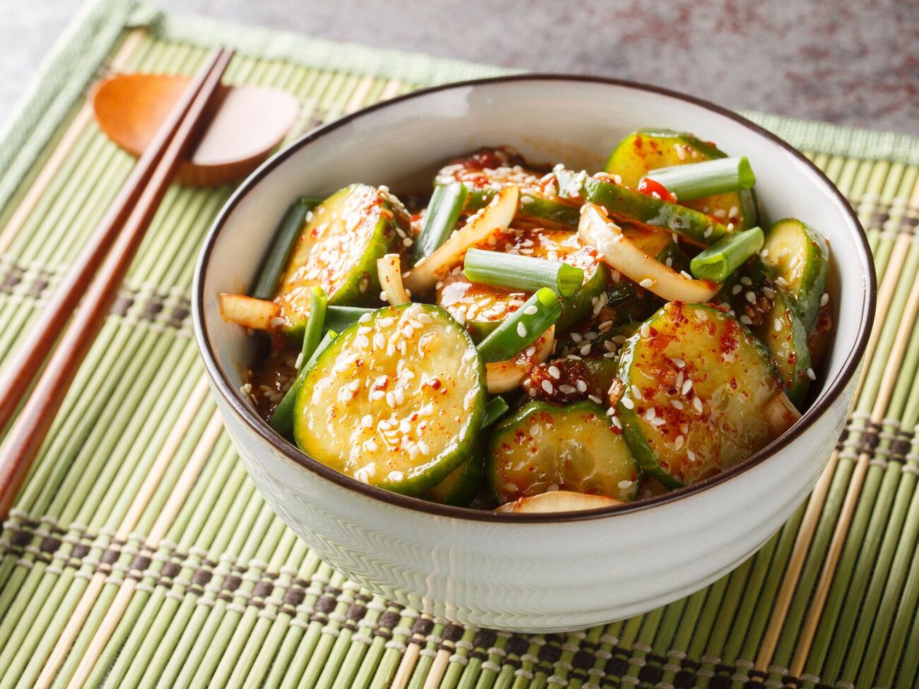 Перед подачей огурцы посыпают кунжутом